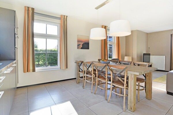 Woonkamer - Vakantiehuis in Zeeland bij Noordzeestrand in Nieuwvliet (4)