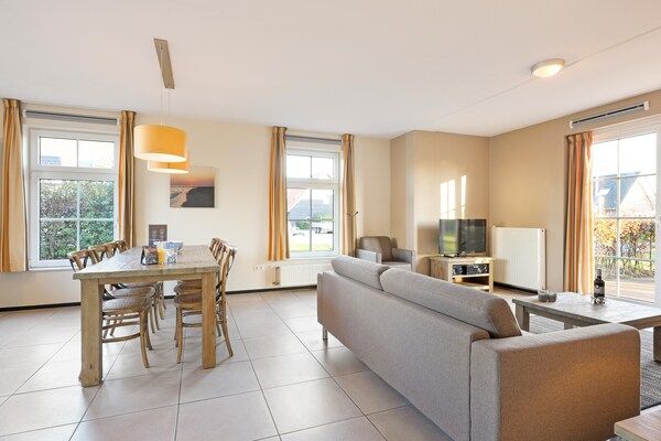 Woonkamer - Vakantiehuis in Zeeland bij Noordzeestrand in Nieuwvliet (5)