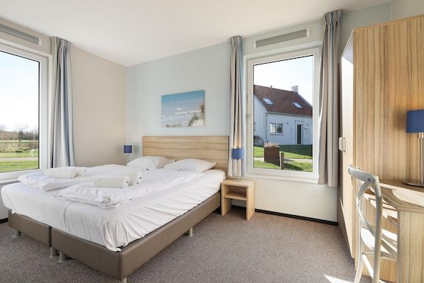 Slaapkamer - Verblijf aan het water vlakbij het strand in Nieuwvliet (3)