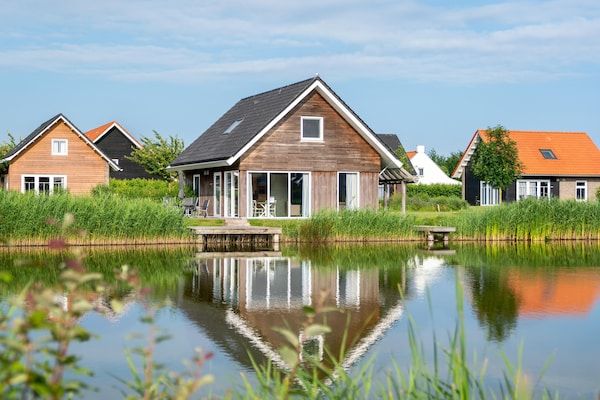 Buitenkant - Verblijf aan het water vlakbij het strand in Nieuwvliet (1)