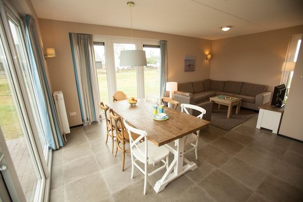 Woonkamer - Zeeuws Huis voor Alle Leeftijden in Nieuwvliet (4)