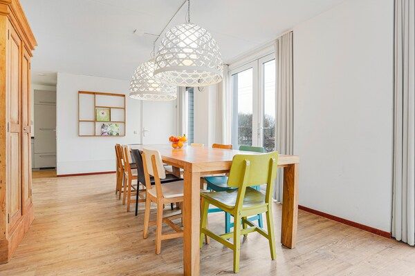 Woonkamer - Villa met sauna aan het meer in Midlaren (2)