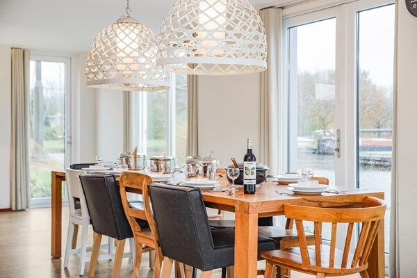 Woonkamer - Toegankelijke villa aan het meer, Midlaren in Midlaren (4)