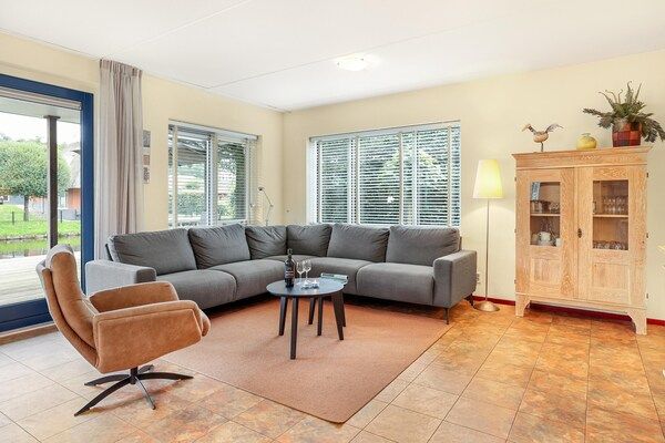 Woonkamer - Vakantiehuis nabij Groningen-stad in Midlaren (3)
