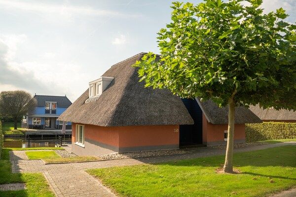 Buitenkant - Vakantiehuis met tuin, De Bloemert in Midlaren (2)