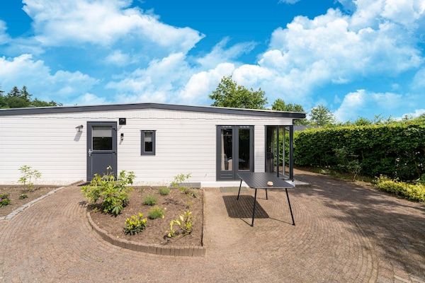 Buitenkant - Chalet in Stegeren bij heidevelden in Stegeren (5)