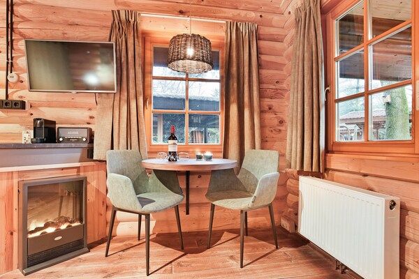 Woonkamer - Vakantiehuis in Brabant met Bubbelbad in Diessen-Baarschot (4)