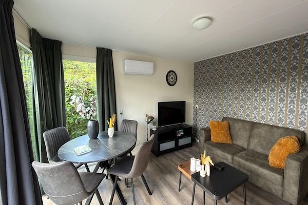 Woonkamer - Chalet in Stegeren bij heidevelden in Stegeren (2)