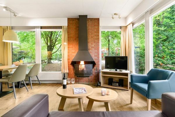 Woonkamer - Huisdiervriendelijke bosontsnapping in Putten (3)
