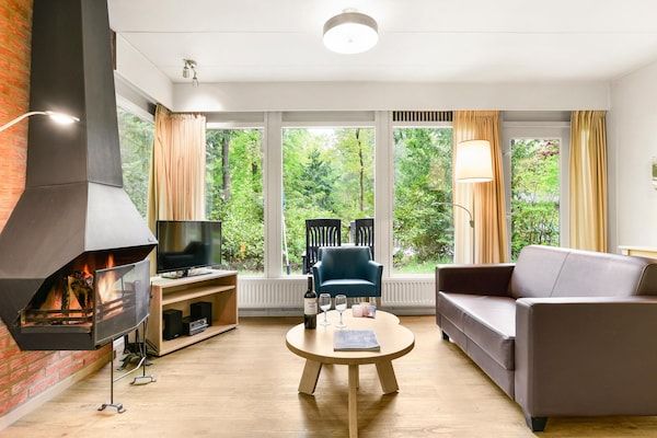 Woonkamer - Huisdiervriendelijke bosontsnapping in Putten (4)