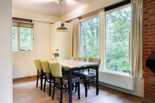 Woonkamer - Bosbungalow met zwembad in Putten (2)