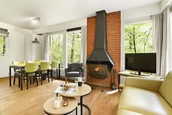 Woonkamer - Bosbungalow met zwembad in Putten (3)