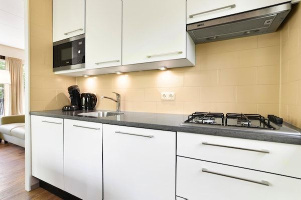 Keuken - Bosbungalow met zwembad in Putten (5)