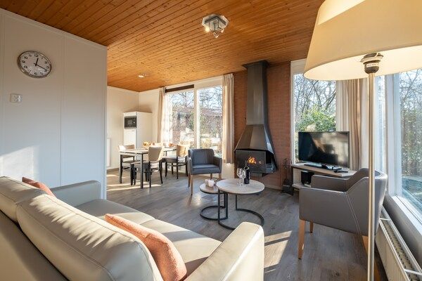 Woonkamer - Bungalow in Putten bij Veluwebos in Putten (4)