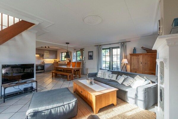 Woonkamer - Nederlands strandhuisje met parkeergelegenheid in Callantsoog (2)
