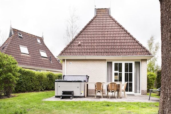 Buitenkant - Net huis  in Earnewâld met buitenspa en sauna in Earnewald (1)