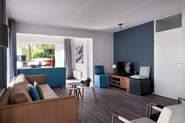 Woonkamer - Luxe huis bij De Alde Feanen Reserve in Earnewald (3)