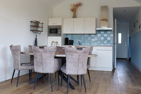 Eetkamer - Tiny House in Anjum bij het Meer in Anjum (3)