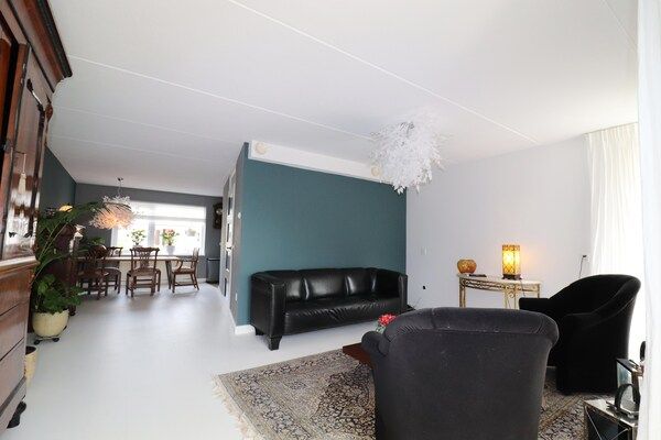 Woonkamer - Vakantiehuis in Grou met ruime tuin en sauna in Gou (1)