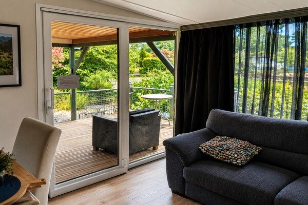 Woonkamer - Knus chalet in een rustige omgeving met vijver in Stegeren (2)