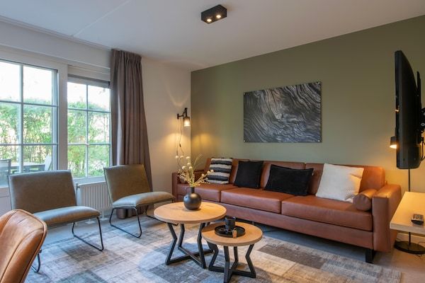 Woonkamer - Vakantiehuis bij Biesbosch & Breda in Oosterhout (3)