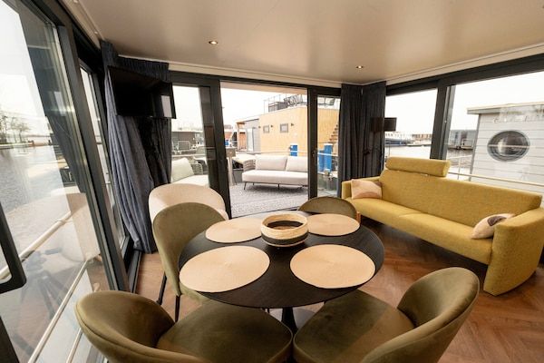 Eetkamer - Woonboot in Offingawier met Uitzicht op Zee in Offingawier (3)