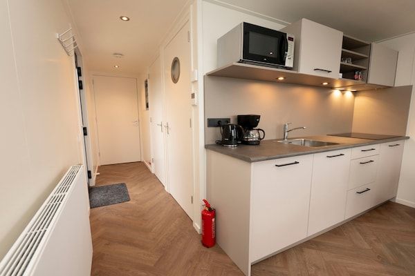 Keuken - Woonboot in Offingawier met Uitzicht op Zee in Offingawier (4)