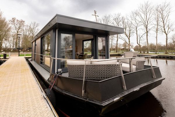 Buitenkant - Woonboot in Offingawier met Uitzicht op Zee in Offingawier (1)