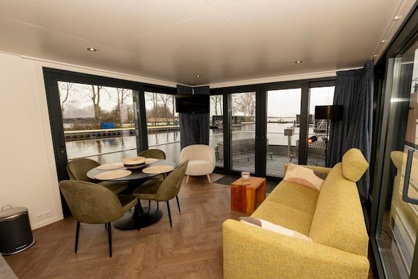 Woonkamer - Woonboot in Offingawier met Uitzicht op Zee in Offingawier (2)