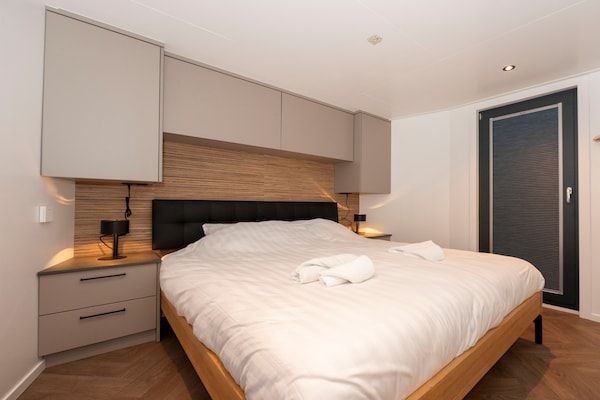 Slaapkamer - Woonboot in Offingawier met Uitzicht op Zee in Offingawier (5)