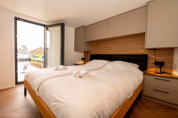 Slaapkamer - Woonboot in Offingawier met Uitzicht op Zee in Offingawier (3)
