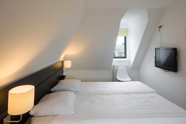 Slaapkamer - Villa bij het strand met wellness in Julianadorp aan zee (4)