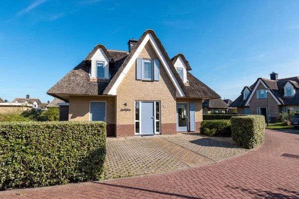 Buitenkant - Villa bij het strand met wellness in Julianadorp aan zee (1)