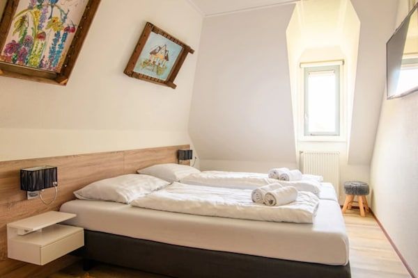 Slaapkamer - Villa bij het strand met tuin in Julianadorp aan zee (3)