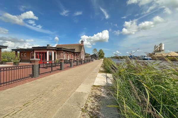 Buitenkant - Vrijstaand Huis aan Kanaal in Friesland in Jistrum / Skûlenboarch (1)
