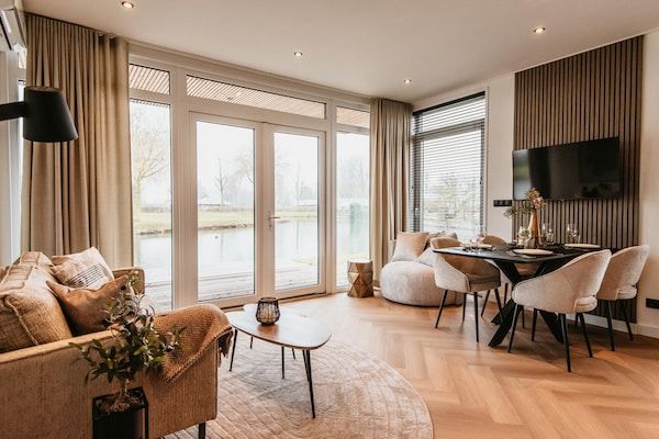 Woonkamer - Schitterend chalet aan het water op een mooi park in Kesteren (2)