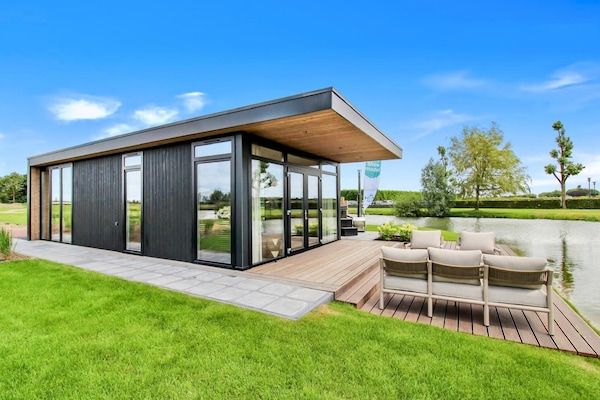 Buitenkant - Schitterend chalet aan het water op een mooi park in Kesteren (1)