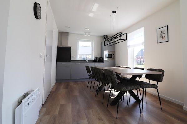 Eetkamer - Vakantiehuis in Simonshaven bij Meerstrand in Simonshaven (2)