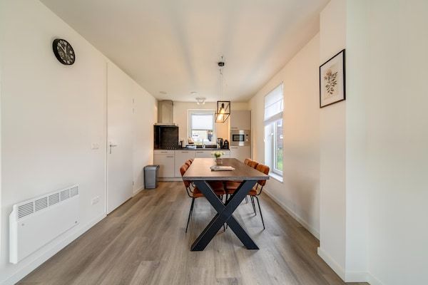 Eetkamer - Vakantiehuis Simonshaven bij Meerstrand in Simonshaven (4)