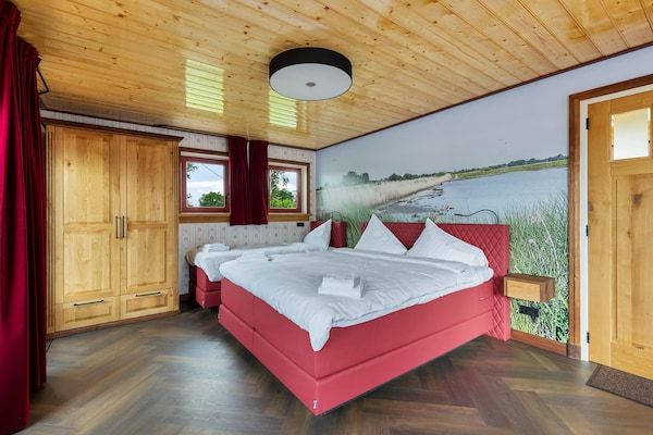 Slaapkamer - Vakantiehuis in Friesland bij Kanaal & Meer in Jistrum / Skûlenboarch (3)