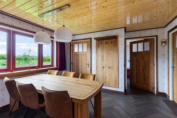 Eetkamer - Vakantiehuis in Friesland bij Kanaal & Meer in Jistrum / Skûlenboarch (5)