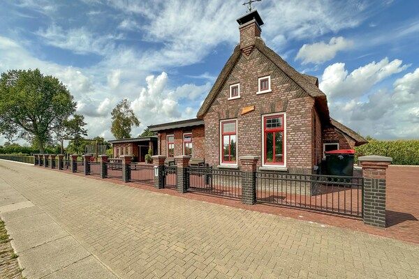 Buitenkant - Vakantiehuis in Friesland bij Kanaal & Meer in Jistrum / Skûlenboarch (2)