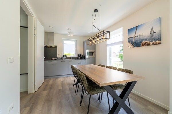 Eetkamer - Vakantiehuis bij Meerstrand Simonshaven in Simonshaven (3)