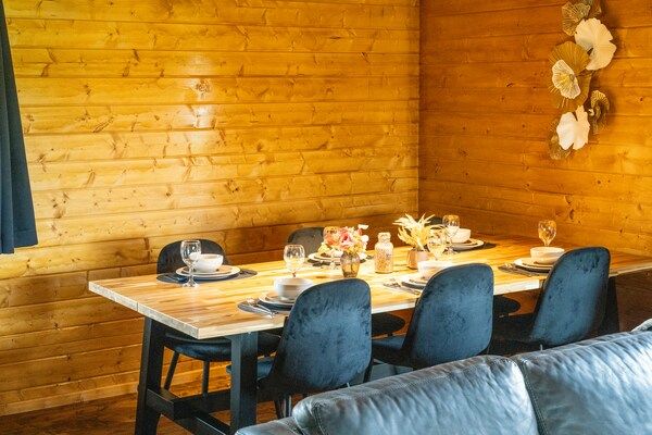 Eetkamer - Chalet in Brabant bij natuurgebieden in Valkenswaard (2)