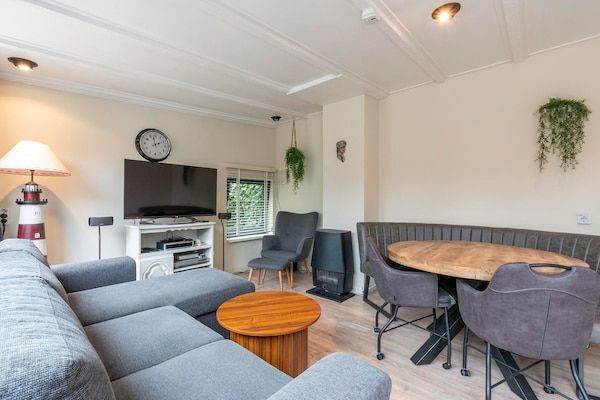 Woonkamer - Bungalow bij Sint Maartenszee Strand in Sint Maartenszee (4)