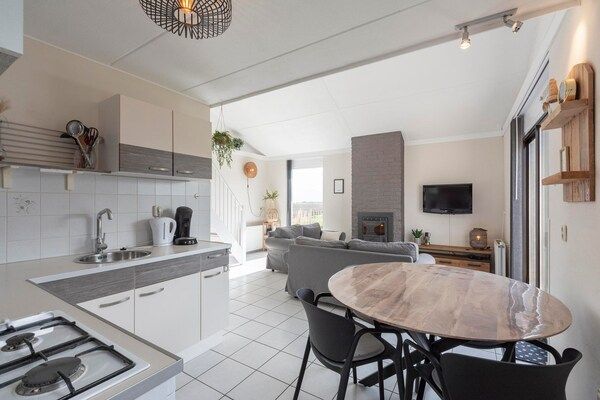 Eetkamer - Vakantiehuis in Julianadorp bij Strand in Julianadorp aan Zee (4)