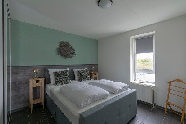 Slaapkamer - Callantsduyne 21 met uitzicht op de duinen in Callantsoog (5)