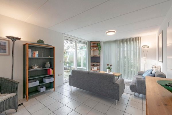 Woonkamer - Vakantiehuis bij het strand met zwembad in Sint Maartenszee (3)