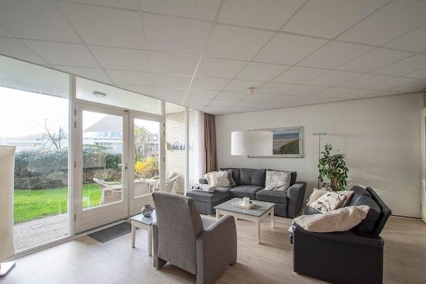 Woonkamer - Strandslag 107 appartement aan het strand in Julianadorp aan Zee (1)