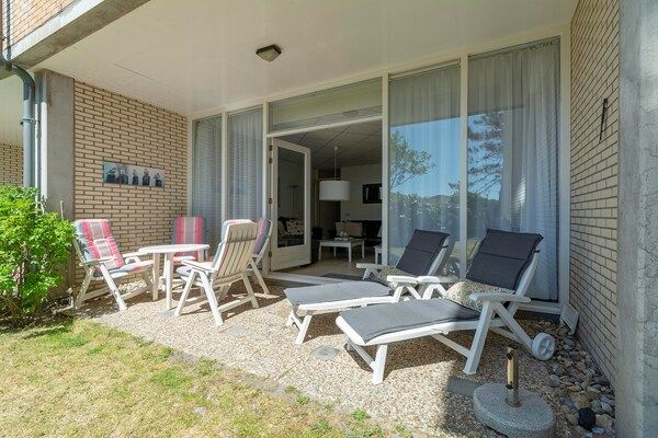 Terras - Strandslag 107 appartement aan het strand in Julianadorp aan Zee (5)